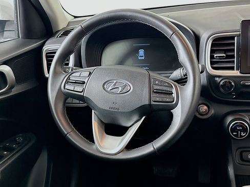 Used 2025 Hyundai Venue SEL image 18