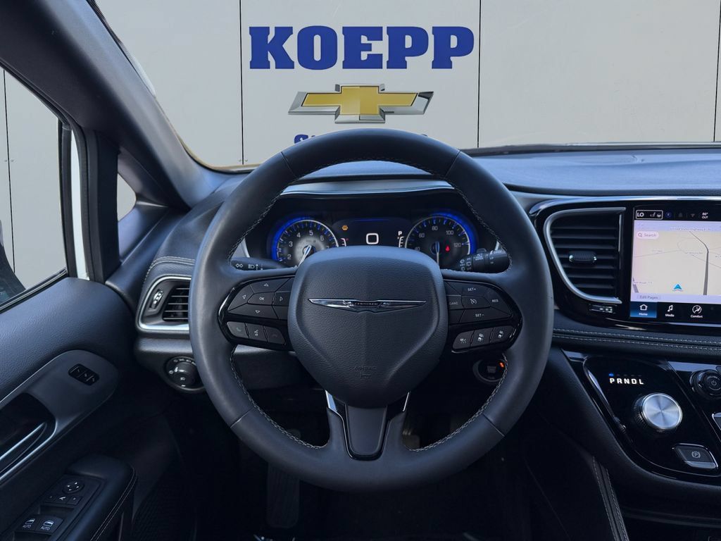 Used 2025 Chrysler Pacifica Limited FWD image 13