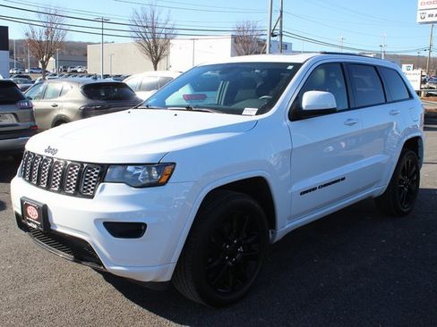 Used 2022 Jeep Grand Cherokee Laredo X image 2