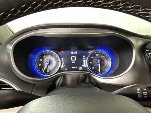 Used 2023 Chrysler Pacifica Touring-L FWD image 17