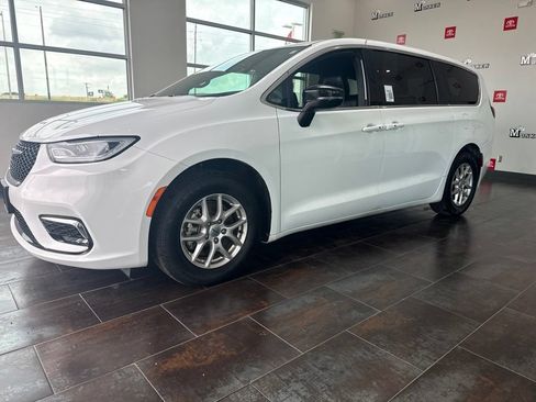Used 2025 Chrysler Pacifica Select FWD image 3