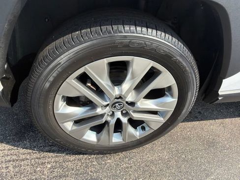 Used 2020 Toyota RAV4 XLE Premium AWD/4WD image 40