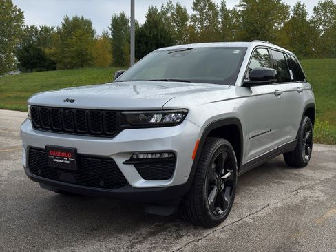 New 2025 Jeep Grand Cherokee Limited w/ Luxury Tech Group II AWD/4WD image 2