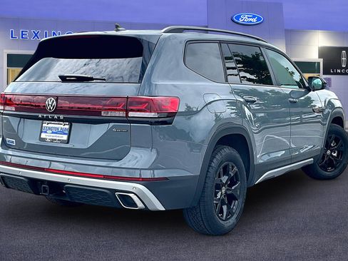 Used 2025 Volkswagen Atlas Peak Edition SE AWD/4WD image 5