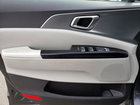 Used 2022 Kia Carnival LX image 9