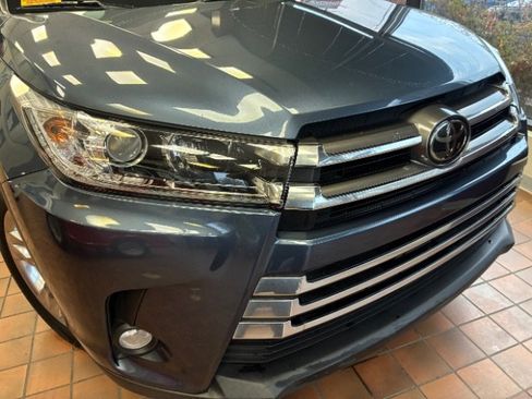 Used 2018 Toyota Highlander Limited image 2