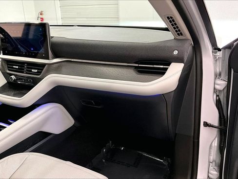 Used 2025 Ford Explorer Platinum w/ LUX Leather Package AWD/4WD image 19