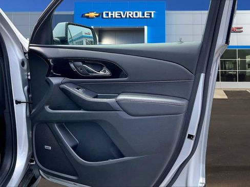 Used 2022 Chevrolet Traverse RS FWD image 28