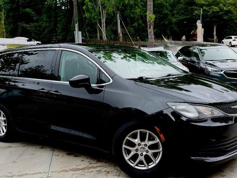 Used 2017 Chrysler Pacifica Touring FWD image 2