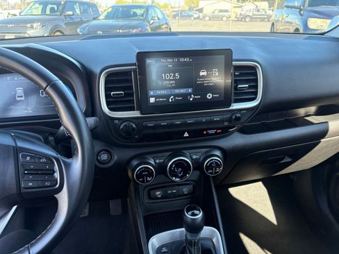Used 2025 Hyundai Venue SEL image 17