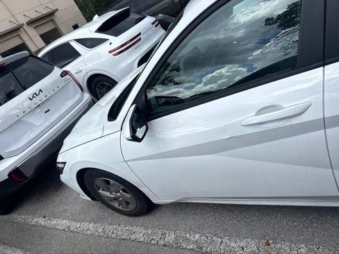Certified 2025 Hyundai Elantra SE FWD image 9