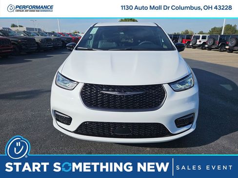 New 2026 Chrysler Pacifica Select image 2