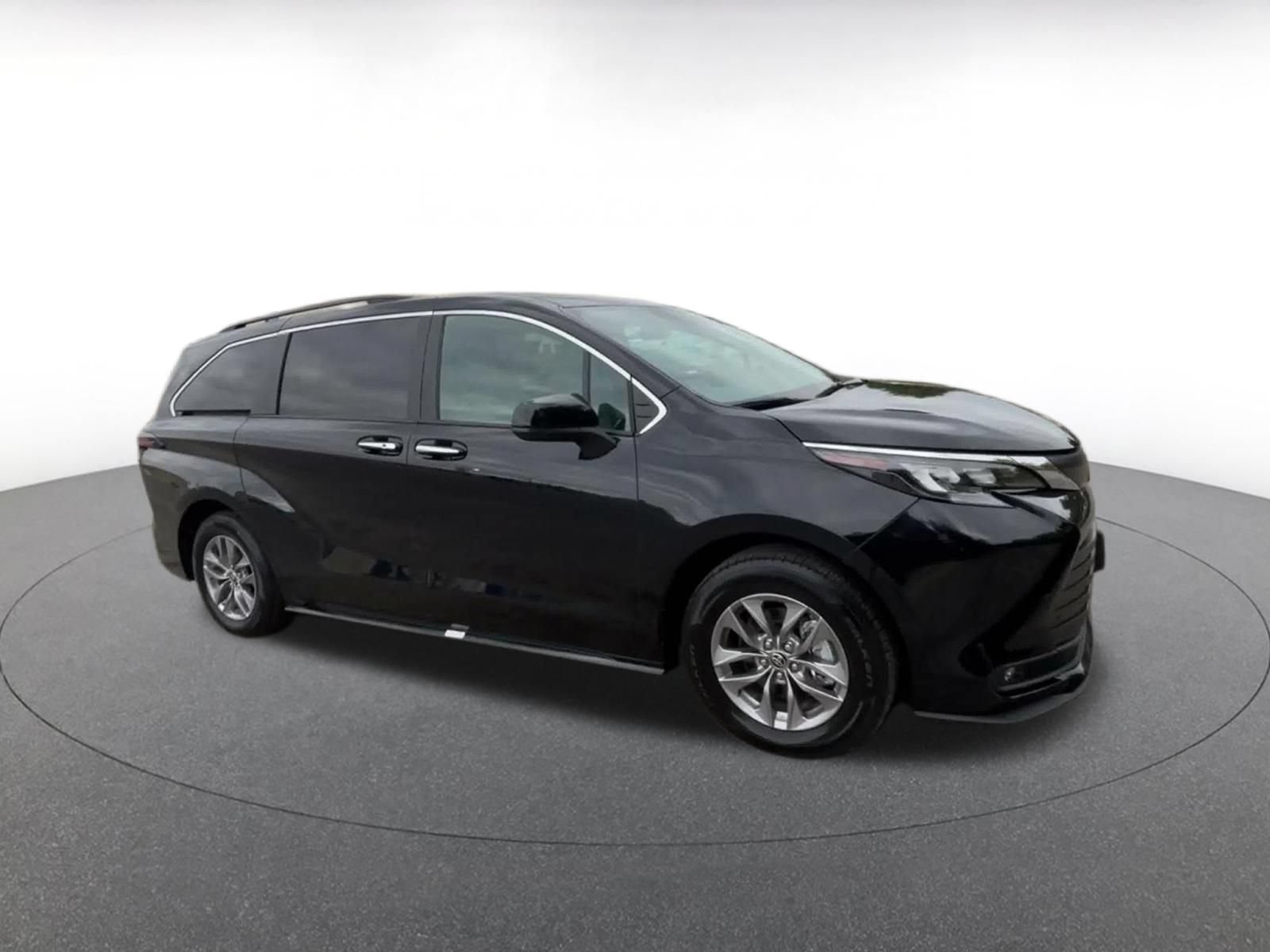 Used 2025 Toyota Sienna XLE FWD image 2