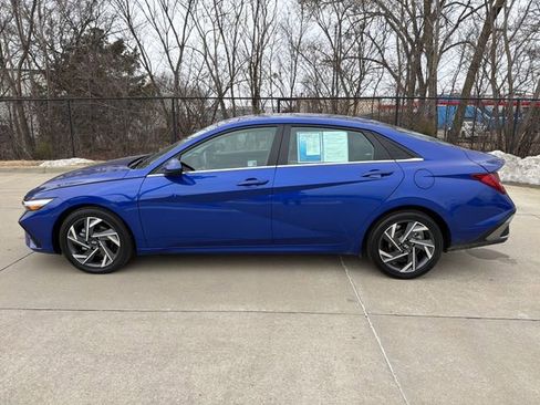 Used 2025 Hyundai Elantra SEL image 2