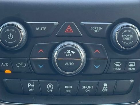 Used 2019 Jeep Grand Cherokee Laredo AWD/4WD image 28