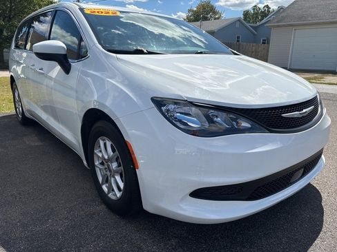 Used 2022 Chrysler Voyager LX image 1