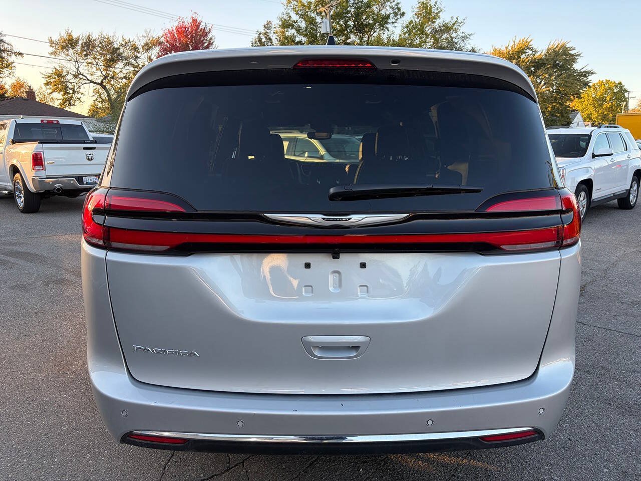 Used 2026 Chrysler Pacifica Select FWD image 6