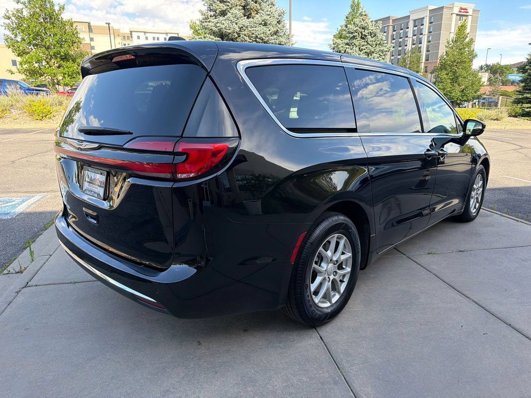 Used 2025 Chrysler Pacifica Select FWD image 6