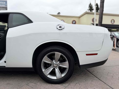 Used 2015 Dodge Challenger SXT RWD image 8