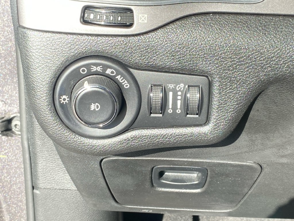 Used 2019 Jeep Cherokee Latitude Plus FWD image 21
