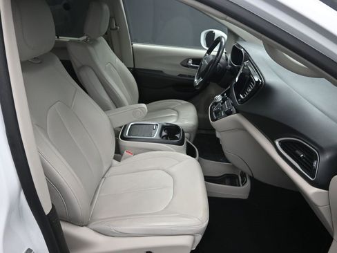 Used 2020 Chrysler Pacifica Touring-L Plus w/ Tire & Wheel Group image 40