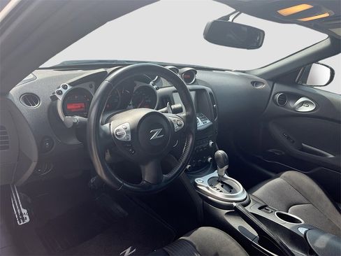 Used 2018 Nissan 370Z w/ Sport Package image 9