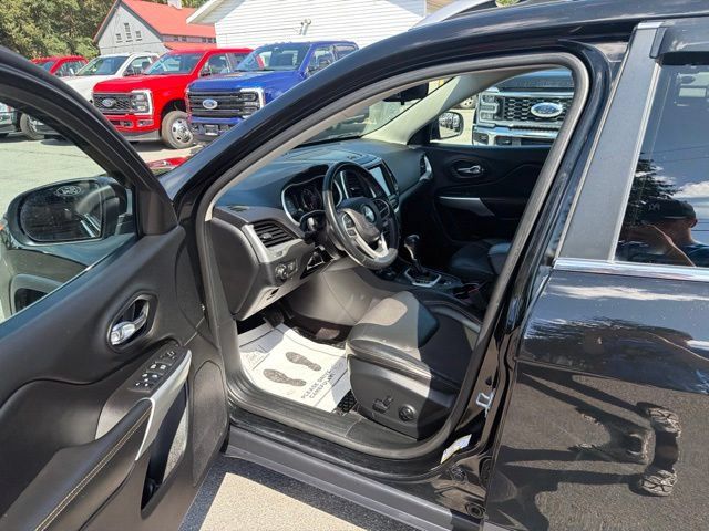 Used 2018 Jeep Cherokee Latitude Plus w/ Cold Weather Group AWD/4WD image 18