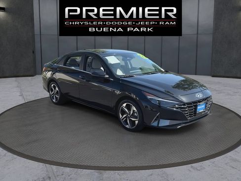 Used 2022 Hyundai Elantra Limited FWD image 3