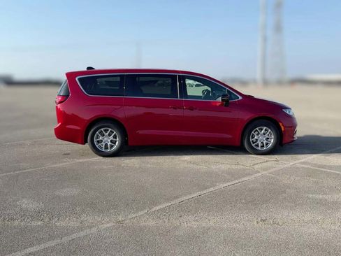 New 2026 Chrysler Pacifica Select image 14