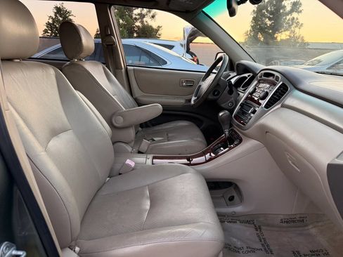 Used 2005 Toyota Highlander Limited w/ Leather Trim Pkg AWD/4WD image 18