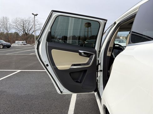 Used 2016 Volvo XC60 T6 w/ Climate Package image 28