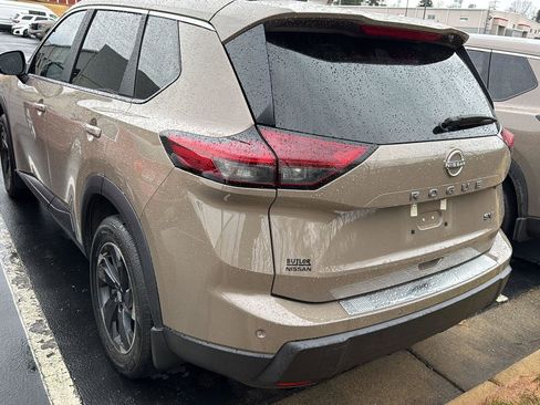 Used 2024 Nissan Rogue SV w/ SV Premium Package image 8