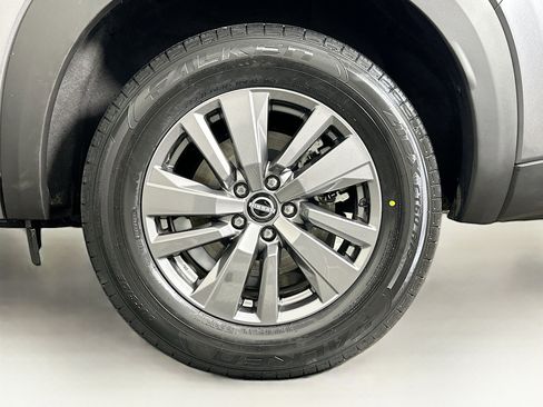 Used 2025 Nissan Pathfinder SV image 11