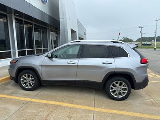 Used 2018 Jeep Cherokee Latitude w/ Cold Weather Group FWD video 1