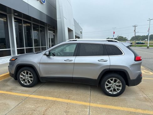 Used 2018 Jeep Cherokee Latitude w/ Cold Weather Group FWD image 1