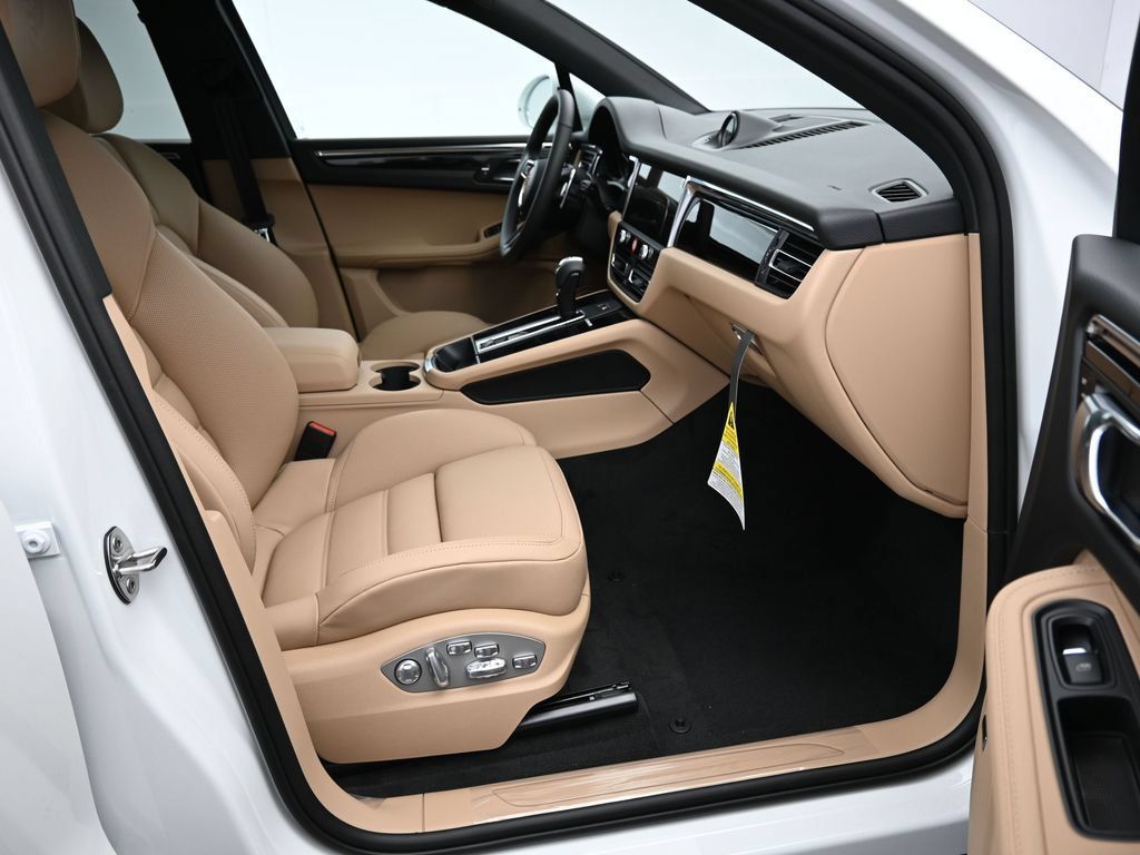 Certified 2026 Porsche Macan AWD/4WD image 27