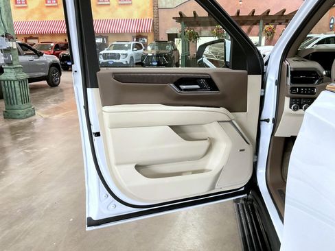 Used 2026 GMC Yukon Denali w/ Sun & Power Step Package image 9