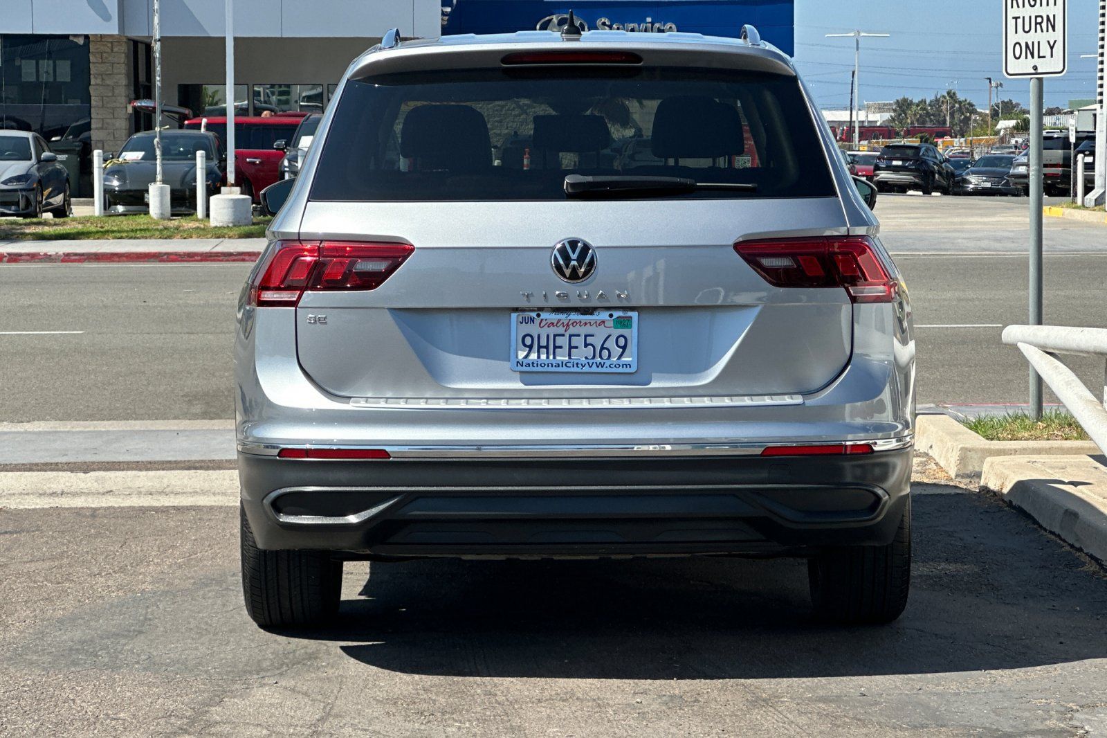 Used 2023 Volkswagen Tiguan SE w/ Panoramic Sunroof Package FWD image 5