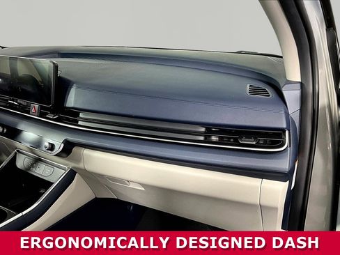 Used 2025 Kia Carnival EX FWD image 24
