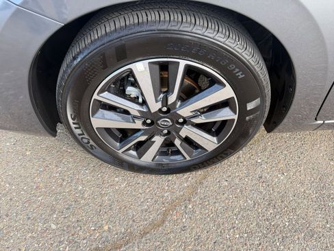 Used 2025 Nissan Versa SV image 30