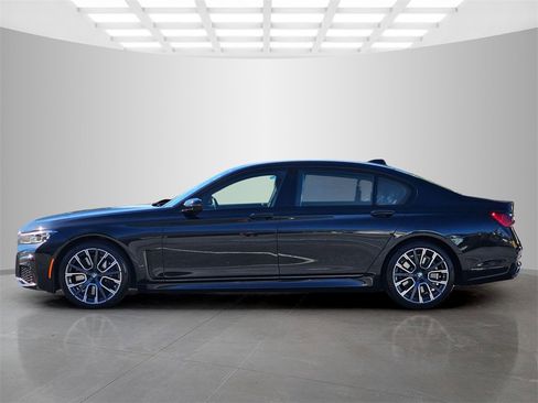 Used 2022 BMW 740i 740i w/ M Sport Package image 3