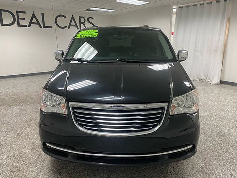 Used 2015 Chrysler Town & Country Touring-L image 2