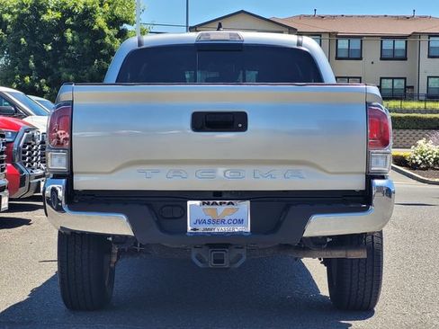 Certified 2022 Toyota Tacoma TRD Off-Road AWD/4WD image 7