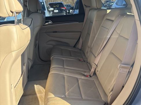 Used 2017 Jeep Grand Cherokee Overland w/ Jeep Active Safety Group image 18