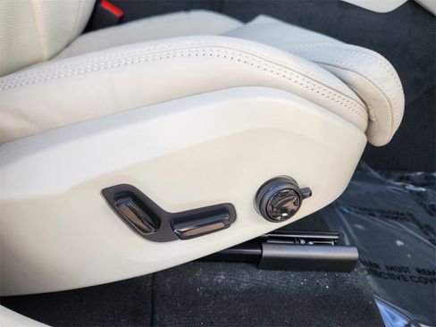 New 2026 Volvo XC60 B5 Ultra w/ Climate Package image 19