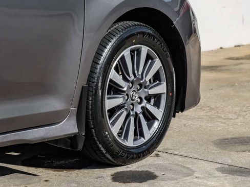 Used 2018 Toyota Sienna XLE image 57