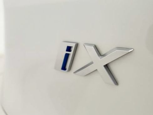 Used 2024 BMW iX xDrive50 w/ Premium Package AWD/4WD image 32