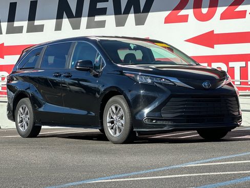 Used 2024 Toyota Sienna LE image 8