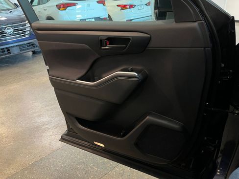 Used 2025 Toyota Highlander LE FWD image 18