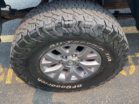Used 2018 Toyota Tacoma SR5 AWD/4WD image 13